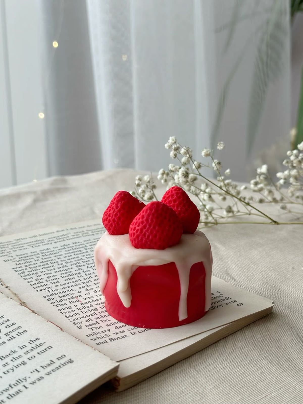 Vanilla & Strawberry Cake Candle